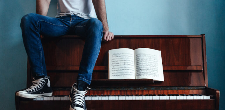 Read more about the article Learning Language Through Music: Utilizing Music for Effective Language Learning